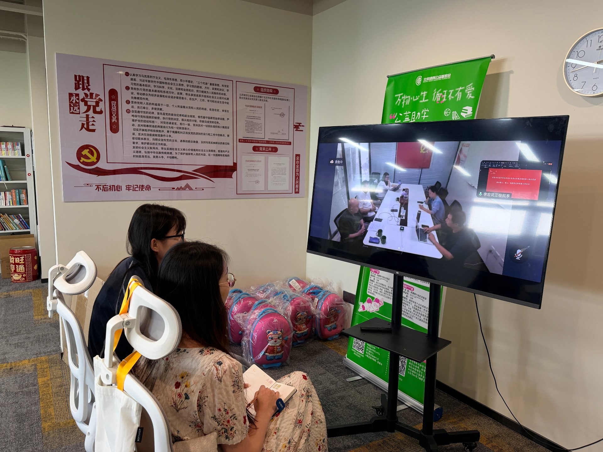 图3_线下参会人员凝神听会、认真记录.jpeg